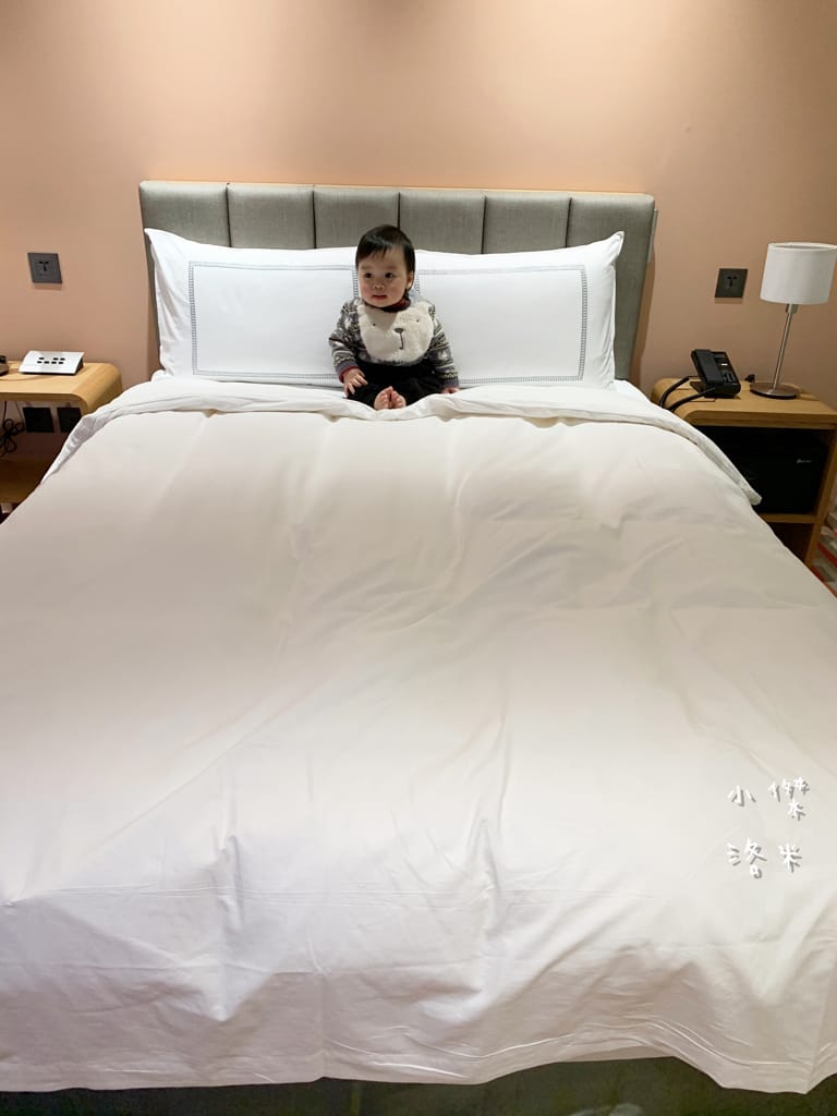 《旅遊》 台中鳳凰酒店｜台中輕旅行 下榻柳川水岸公園畔享受城市美景 9樓星際樂園徜徉在銀河系的美夢 親子主題房可愛到捨不得睡著 親子旅遊推薦 約會住宿推薦