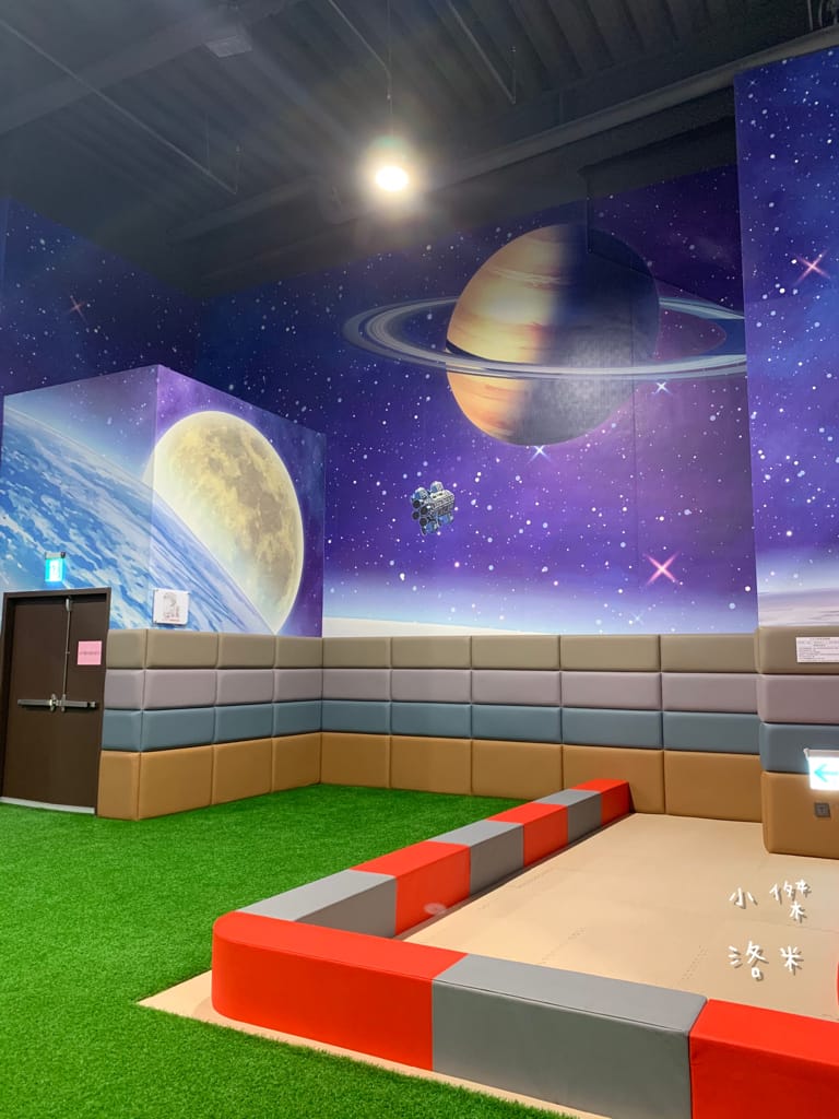 《旅遊》 台中鳳凰酒店｜台中輕旅行 下榻柳川水岸公園畔享受城市美景 9樓星際樂園徜徉在銀河系的美夢 親子主題房可愛到捨不得睡著 親子旅遊推薦 約會住宿推薦