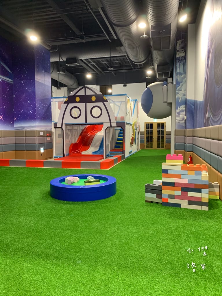 《旅遊》 台中鳳凰酒店｜台中輕旅行 下榻柳川水岸公園畔享受城市美景 9樓星際樂園徜徉在銀河系的美夢 親子主題房可愛到捨不得睡著 親子旅遊推薦 約會住宿推薦