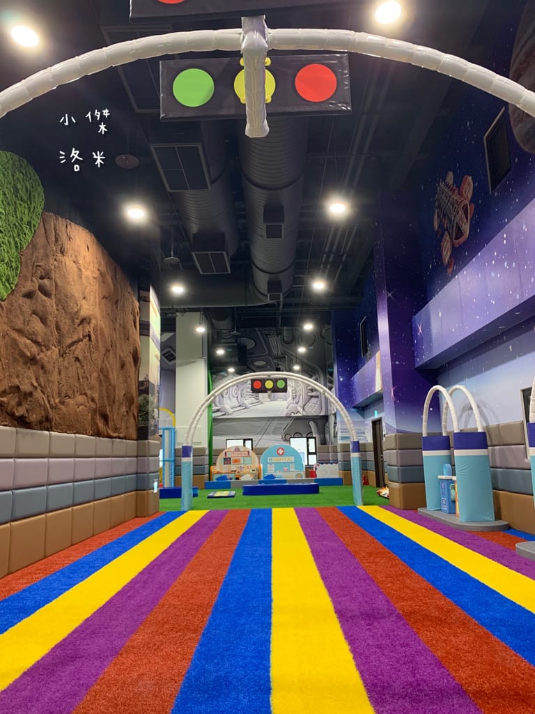 《旅遊》 台中鳳凰酒店｜台中輕旅行 下榻柳川水岸公園畔享受城市美景 9樓星際樂園徜徉在銀河系的美夢 親子主題房可愛到捨不得睡著 親子旅遊推薦 約會住宿推薦