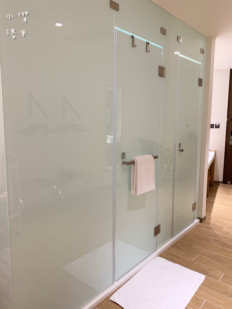 《旅遊》 台中鳳凰酒店｜台中輕旅行 下榻柳川水岸公園畔享受城市美景 9樓星際樂園徜徉在銀河系的美夢 親子主題房可愛到捨不得睡著 親子旅遊推薦 約會住宿推薦