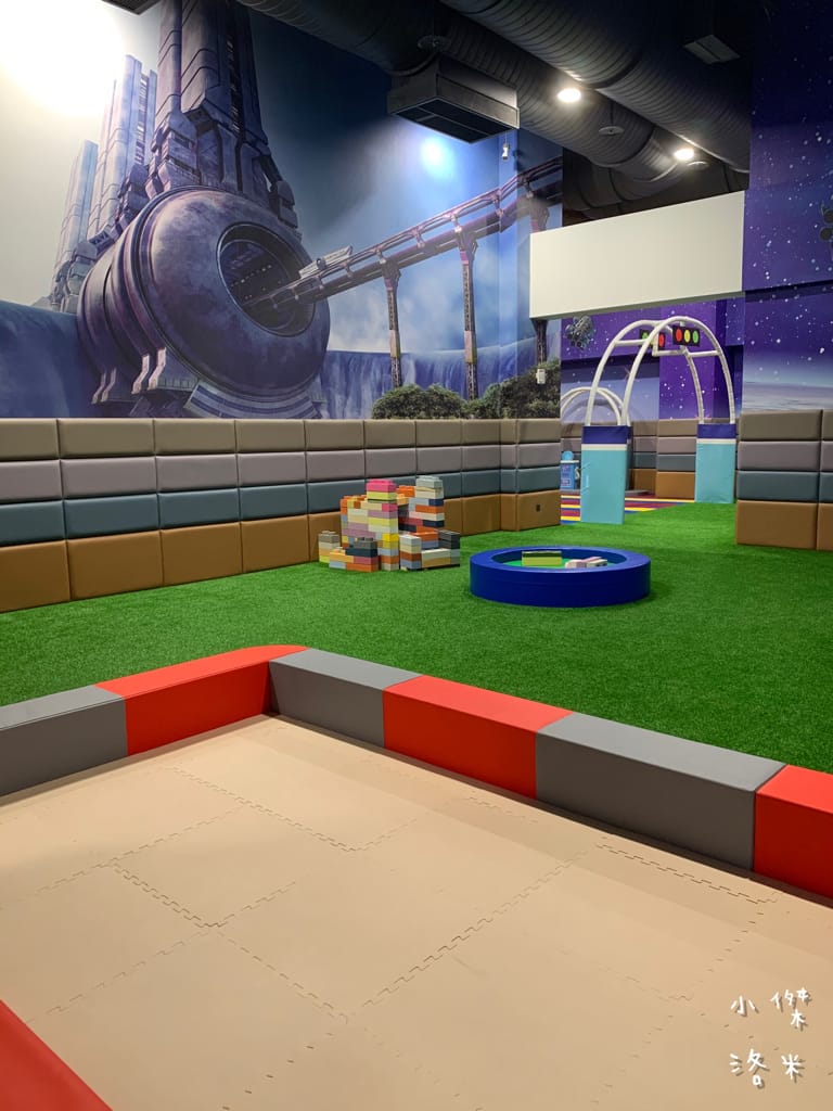 《旅遊》 台中鳳凰酒店｜台中輕旅行 下榻柳川水岸公園畔享受城市美景 9樓星際樂園徜徉在銀河系的美夢 親子主題房可愛到捨不得睡著 親子旅遊推薦 約會住宿推薦