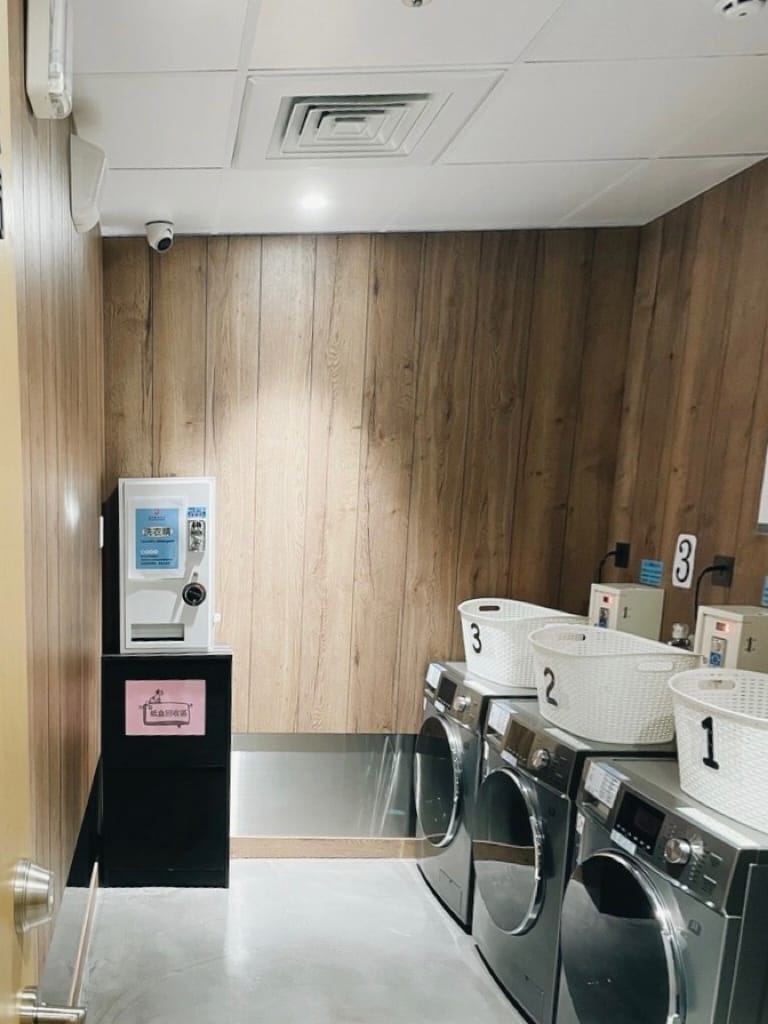 《旅遊》 台中鳳凰酒店｜台中輕旅行 下榻柳川水岸公園畔享受城市美景 9樓星際樂園徜徉在銀河系的美夢 親子主題房可愛到捨不得睡著 親子旅遊推薦 約會住宿推薦