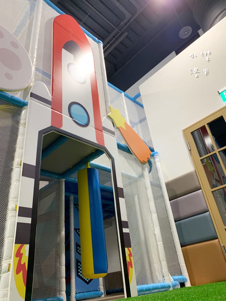 《旅遊》 台中鳳凰酒店｜台中輕旅行 下榻柳川水岸公園畔享受城市美景 9樓星際樂園徜徉在銀河系的美夢 親子主題房可愛到捨不得睡著 親子旅遊推薦 約會住宿推薦