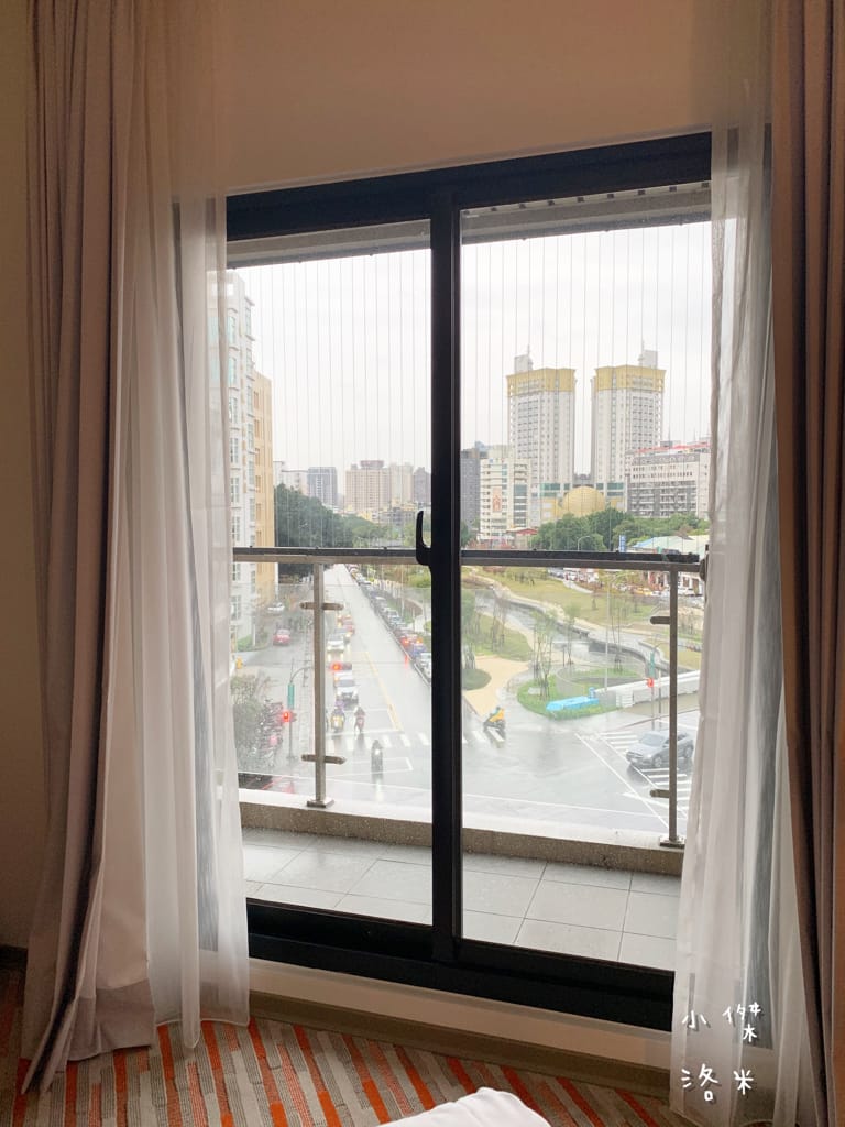 《旅遊》 台中鳳凰酒店｜台中輕旅行 下榻柳川水岸公園畔享受城市美景 9樓星際樂園徜徉在銀河系的美夢 親子主題房可愛到捨不得睡著 親子旅遊推薦 約會住宿推薦