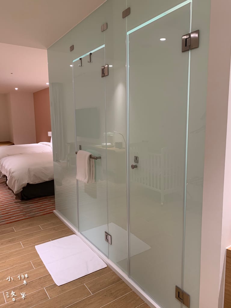 《旅遊》 台中鳳凰酒店｜台中輕旅行 下榻柳川水岸公園畔享受城市美景 9樓星際樂園徜徉在銀河系的美夢 親子主題房可愛到捨不得睡著 親子旅遊推薦 約會住宿推薦