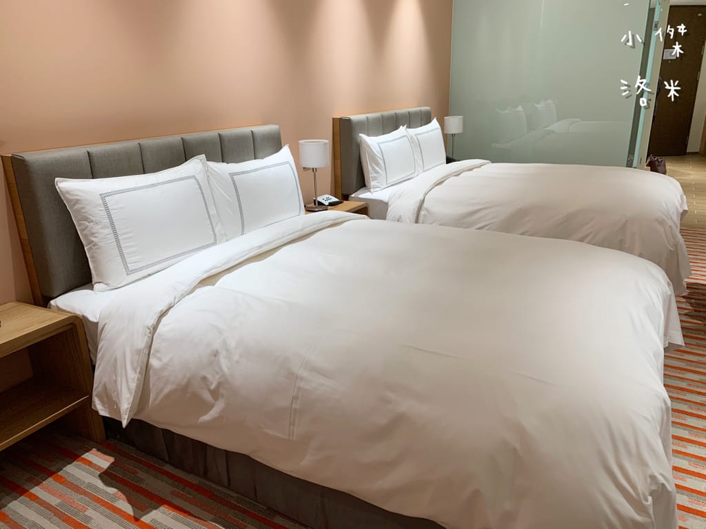 《旅遊》 台中鳳凰酒店｜台中輕旅行 下榻柳川水岸公園畔享受城市美景 9樓星際樂園徜徉在銀河系的美夢 親子主題房可愛到捨不得睡著 親子旅遊推薦 約會住宿推薦