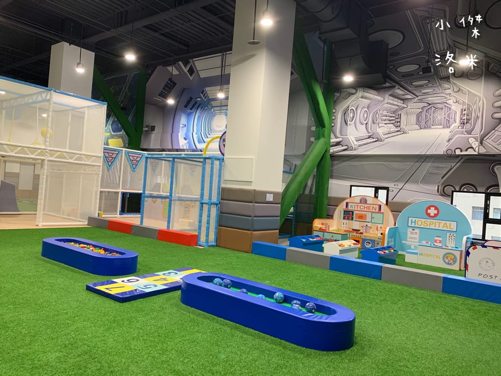 《旅遊》 台中鳳凰酒店｜台中輕旅行 下榻柳川水岸公園畔享受城市美景 9樓星際樂園徜徉在銀河系的美夢 親子主題房可愛到捨不得睡著 親子旅遊推薦 約會住宿推薦