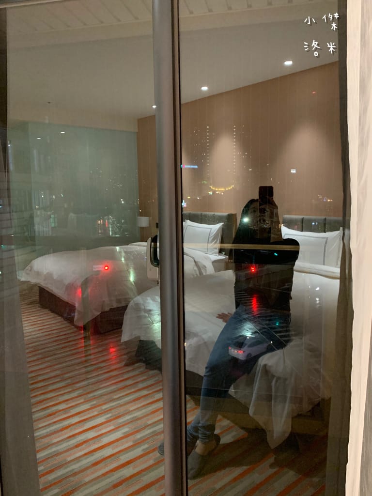 《旅遊》 台中鳳凰酒店｜台中輕旅行 下榻柳川水岸公園畔享受城市美景 9樓星際樂園徜徉在銀河系的美夢 親子主題房可愛到捨不得睡著 親子旅遊推薦 約會住宿推薦