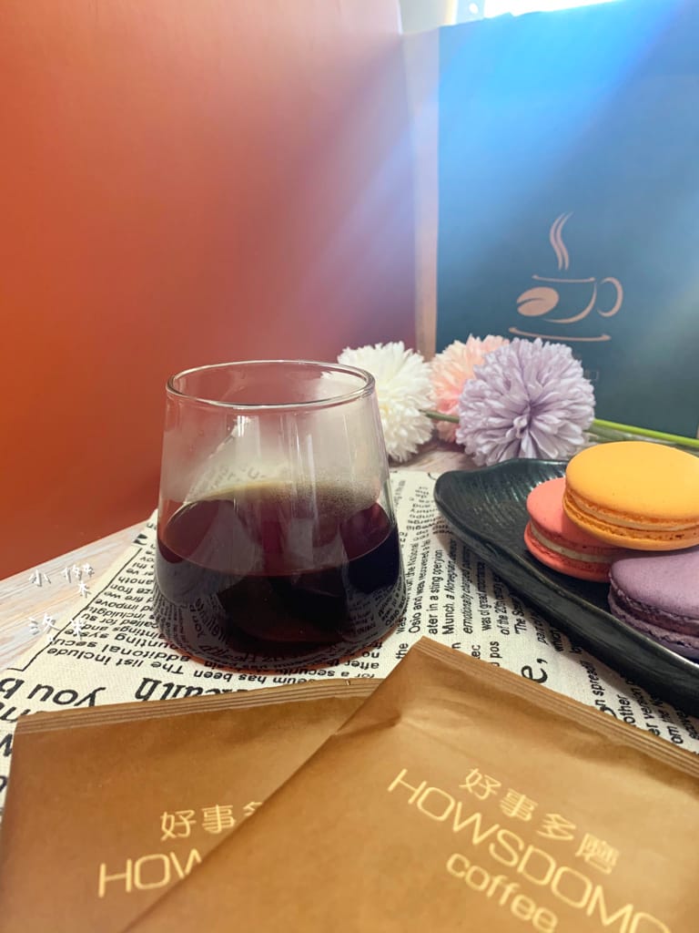 《飲品》開箱 HOWSDOMO好事多磨濾掛式咖啡 ｜ 衣索比亞日曬-中深培濾掛式研磨咖啡 用滴滴香醇的研磨咖啡開啟美好一天 中深度烘培的客製化伴手禮最懂你心