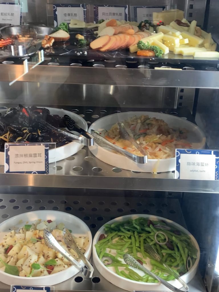 《旅遊美食》 台中鳳凰酒店- 鳳凰食號 ｜ 2022全新開幕鳳凰酒店 早午餐 Buffet吃到飽只要499！星巴客 哈根達斯無限續 用餐區附設兒童遊戲區 台中美食推薦 Buffet推薦 早午餐推薦