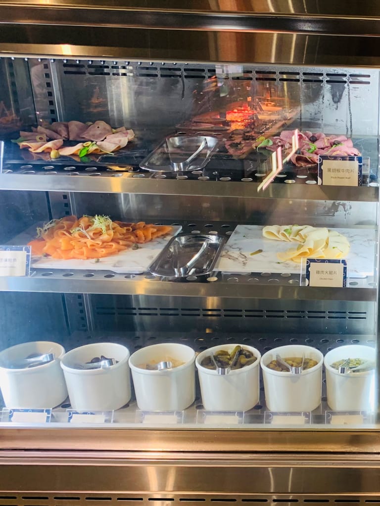 《旅遊美食》 台中鳳凰酒店- 鳳凰食號 ｜ 2022全新開幕鳳凰酒店 早午餐 Buffet吃到飽只要499！星巴客 哈根達斯無限續 用餐區附設兒童遊戲區 台中美食推薦 Buffet推薦 早午餐推薦