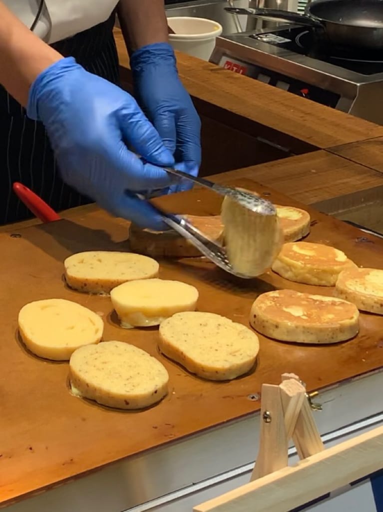 《旅遊美食》 台中鳳凰酒店- 鳳凰食號 ｜ 2022全新開幕鳳凰酒店 早午餐 Buffet吃到飽只要499！星巴客 哈根達斯無限續 用餐區附設兒童遊戲區 台中美食推薦 Buffet推薦 早午餐推薦