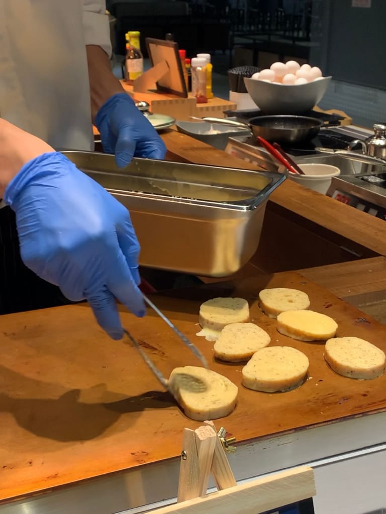 《旅遊美食》 台中鳳凰酒店- 鳳凰食號 ｜ 2022全新開幕鳳凰酒店 早午餐 Buffet吃到飽只要499！星巴客 哈根達斯無限續 用餐區附設兒童遊戲區 台中美食推薦 Buffet推薦 早午餐推薦