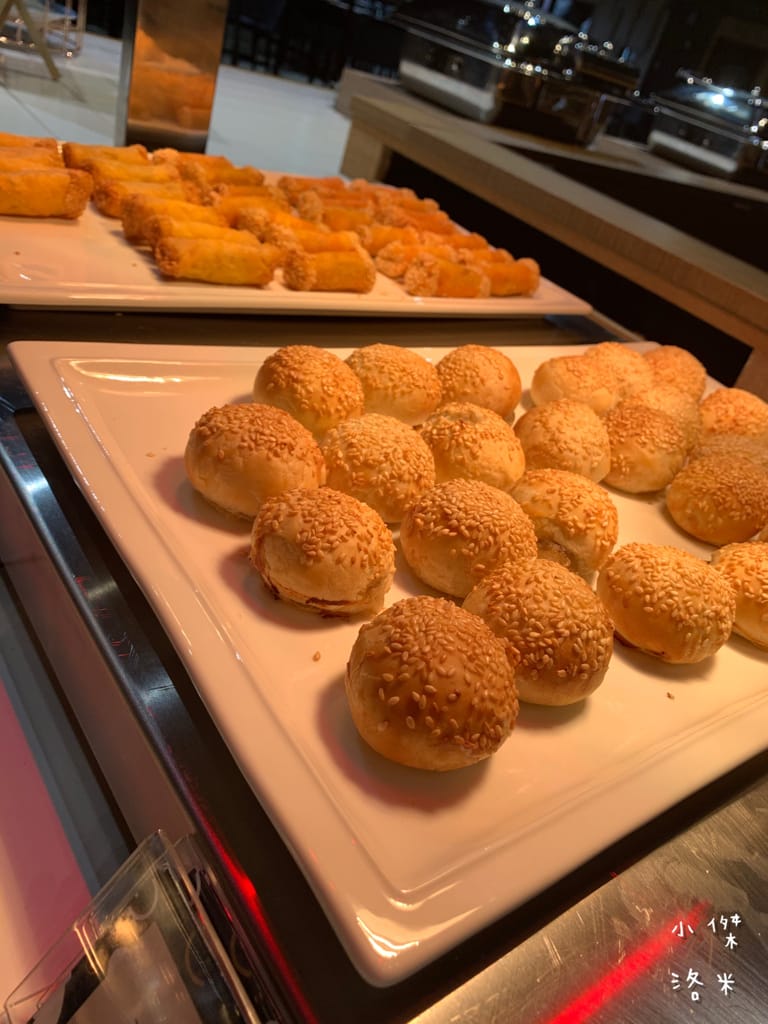 《旅遊美食》 台中鳳凰酒店- 鳳凰食號 ｜ 2022全新開幕鳳凰酒店 早午餐 Buffet吃到飽只要499！星巴客 哈根達斯無限續 用餐區附設兒童遊戲區 台中美食推薦 Buffet推薦 早午餐推薦