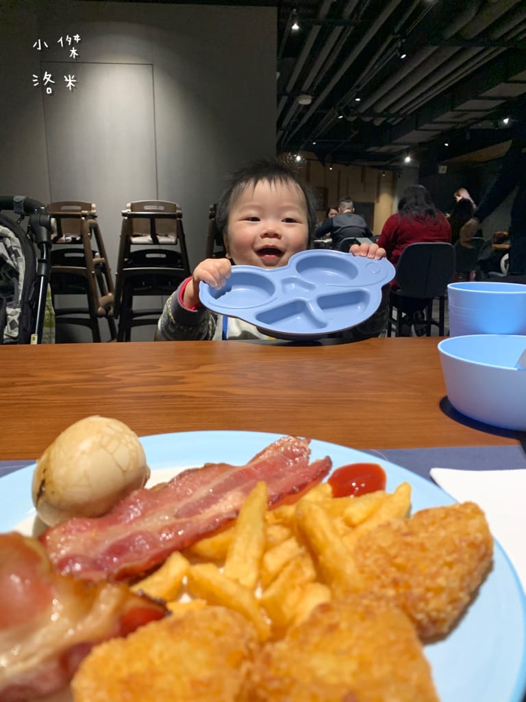 《旅遊美食》 台中鳳凰酒店- 鳳凰食號 ｜ 2022全新開幕鳳凰酒店 早午餐 Buffet吃到飽只要499！星巴客 哈根達斯無限續 用餐區附設兒童遊戲區 台中美食推薦 Buffet推薦 早午餐推薦