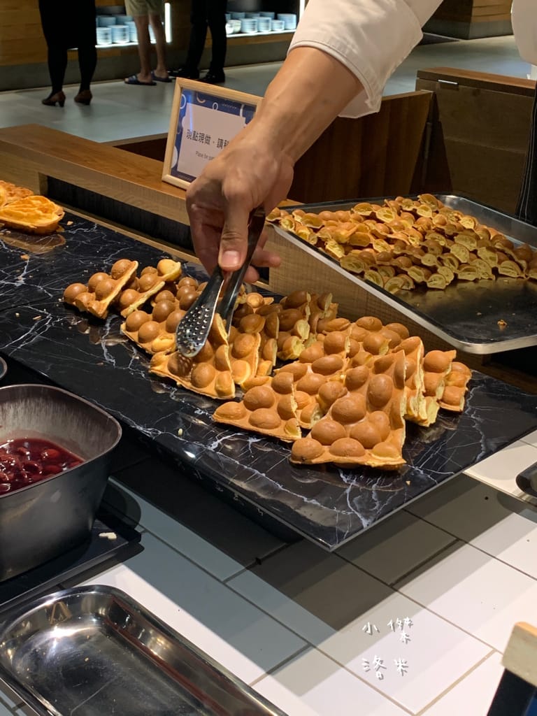 《旅遊美食》 台中鳳凰酒店- 鳳凰食號 ｜ 2022全新開幕鳳凰酒店 早午餐 Buffet吃到飽只要499！星巴客 哈根達斯無限續 用餐區附設兒童遊戲區 台中美食推薦 Buffet推薦 早午餐推薦