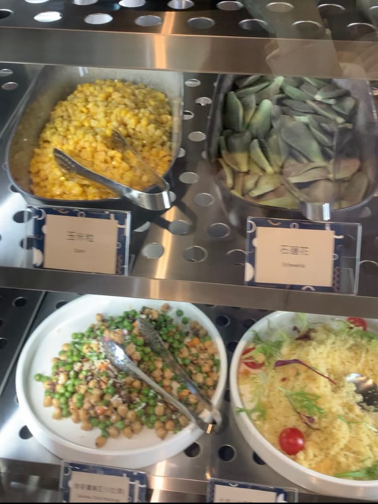 《旅遊美食》 台中鳳凰酒店- 鳳凰食號 ｜ 2022全新開幕鳳凰酒店 早午餐 Buffet吃到飽只要499！星巴客 哈根達斯無限續 用餐區附設兒童遊戲區 台中美食推薦 Buffet推薦 早午餐推薦