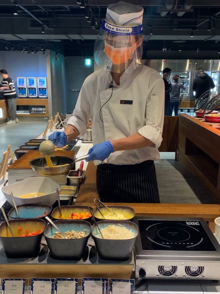 《旅遊美食》 台中鳳凰酒店- 鳳凰食號 ｜ 2022全新開幕鳳凰酒店 早午餐 Buffet吃到飽只要499！星巴客 哈根達斯無限續 用餐區附設兒童遊戲區 台中美食推薦 Buffet推薦 早午餐推薦