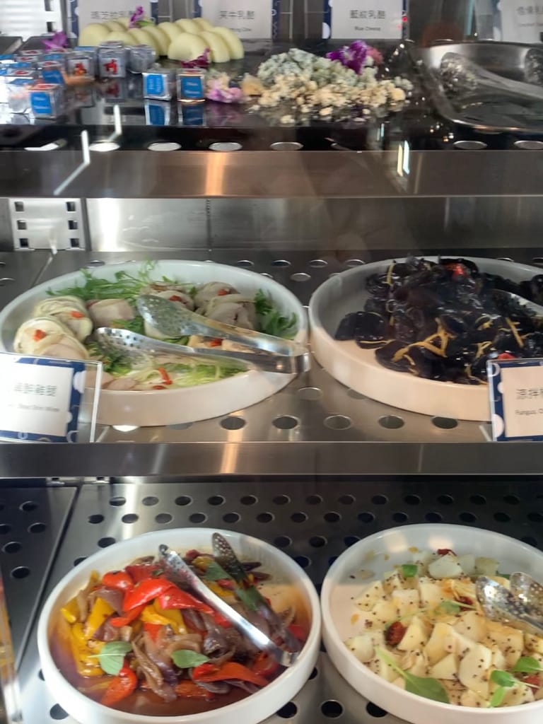 《旅遊美食》 台中鳳凰酒店- 鳳凰食號 ｜ 2022全新開幕鳳凰酒店 早午餐 Buffet吃到飽只要499！星巴客 哈根達斯無限續 用餐區附設兒童遊戲區 台中美食推薦 Buffet推薦 早午餐推薦