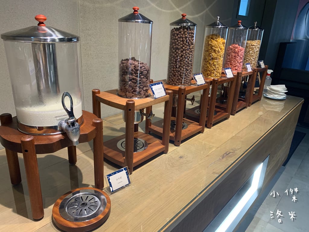 《旅遊美食》 台中鳳凰酒店- 鳳凰食號 ｜ 2022全新開幕鳳凰酒店 早午餐 Buffet吃到飽只要499！星巴客 哈根達斯無限續 用餐區附設兒童遊戲區 台中美食推薦 Buffet推薦 早午餐推薦