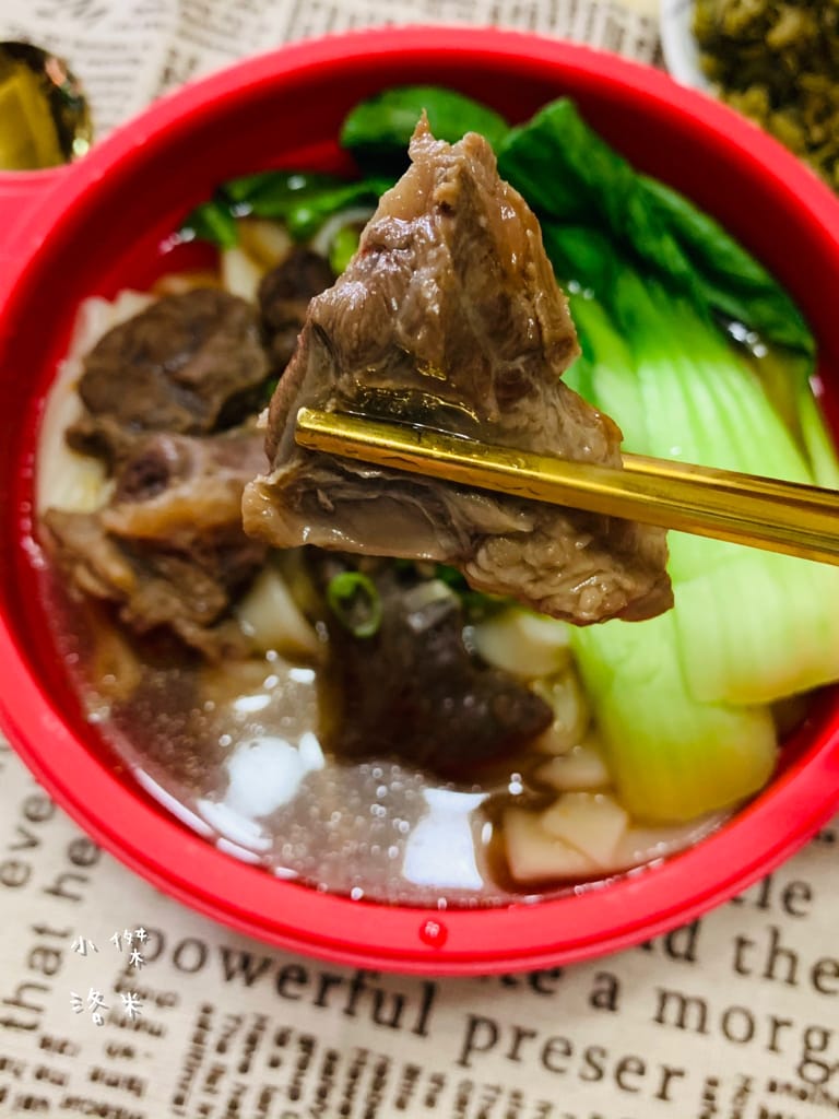 《宅配美食》開箱 洪師父牛肉麵 5屆冠軍的牛肉麵宅配到家 在家防疫也能吃到好料 冷凍調理包推薦 牛肉麵推薦 防疫推薦