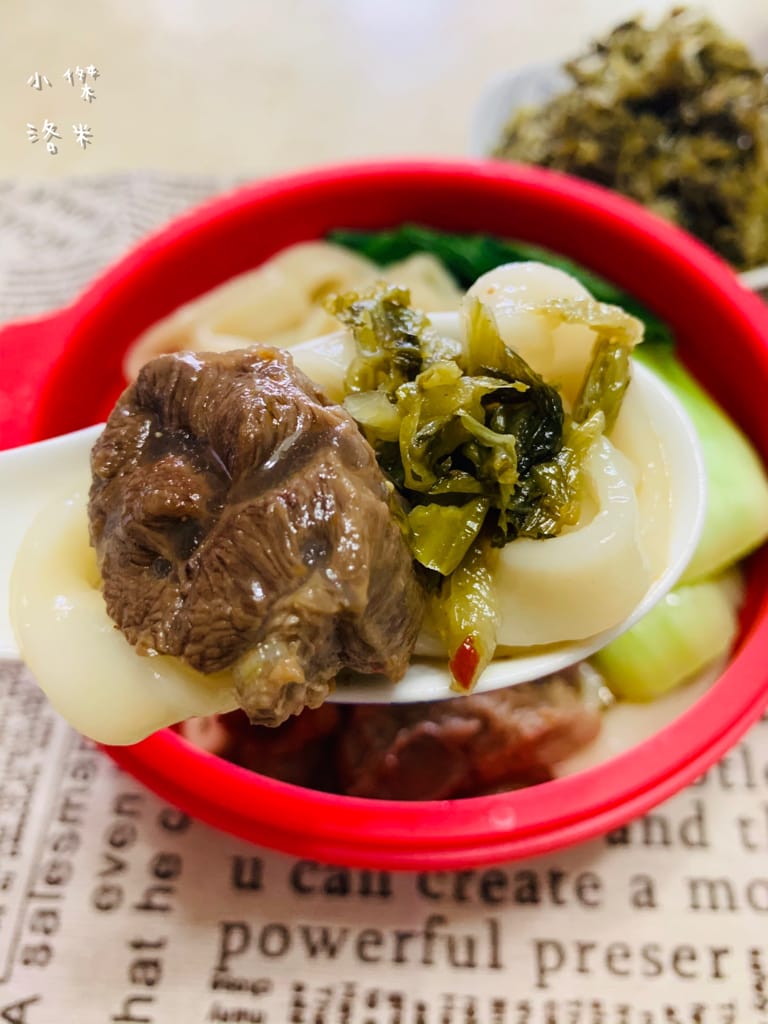 《宅配美食》開箱 洪師父牛肉麵 5屆冠軍的牛肉麵宅配到家 在家防疫也能吃到好料 冷凍調理包推薦 牛肉麵推薦 防疫推薦