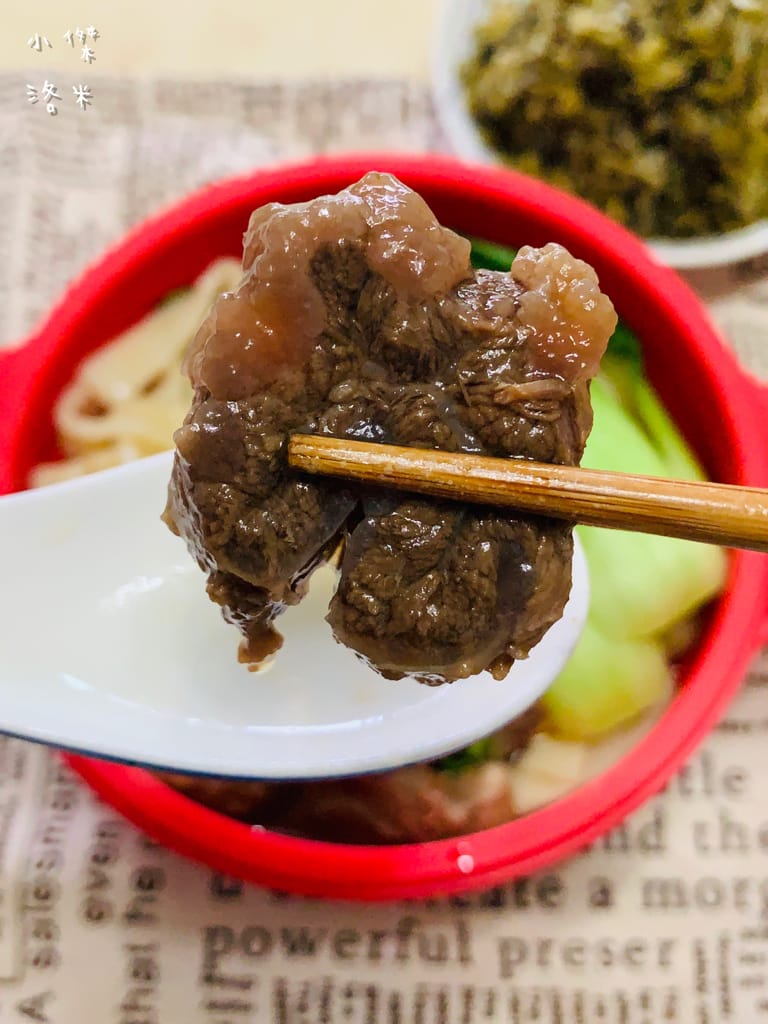 《宅配美食》開箱 洪師父牛肉麵 5屆冠軍的牛肉麵宅配到家 在家防疫也能吃到好料 冷凍調理包推薦 牛肉麵推薦 防疫推薦