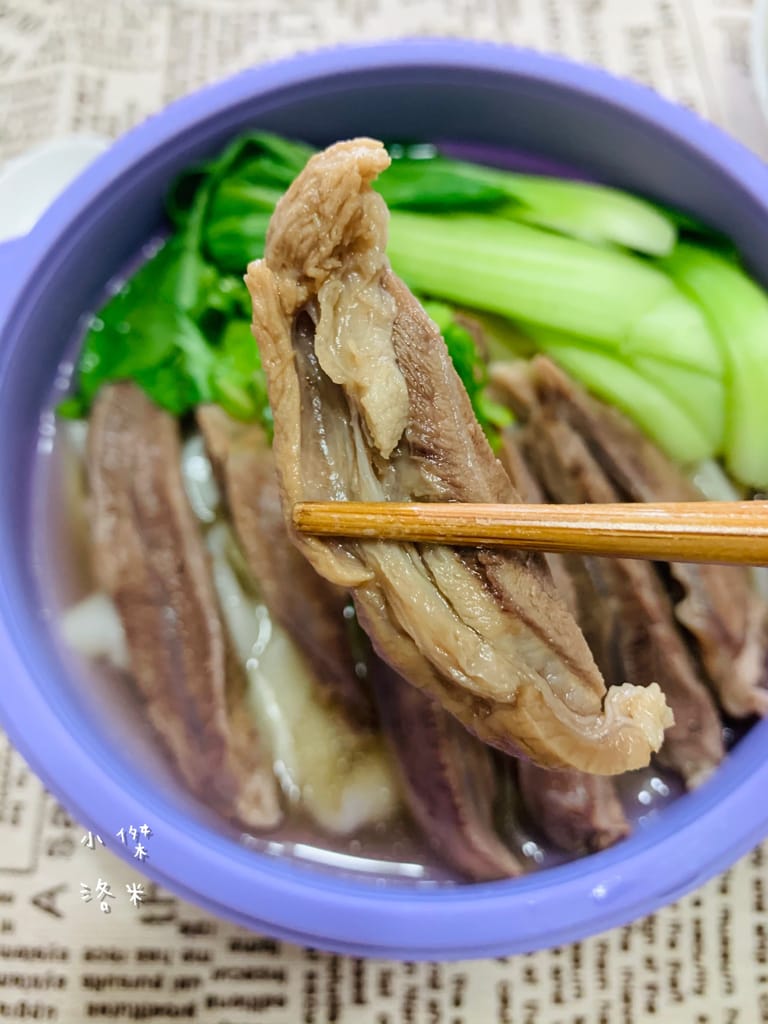 《宅配美食》開箱 洪師父牛肉麵 5屆冠軍的牛肉麵宅配到家 在家防疫也能吃到好料 冷凍調理包推薦 牛肉麵推薦 防疫推薦