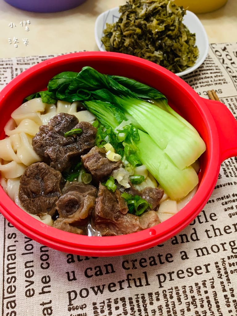 《宅配美食》開箱 洪師父牛肉麵 5屆冠軍的牛肉麵宅配到家 在家防疫也能吃到好料 冷凍調理包推薦 牛肉麵推薦 防疫推薦