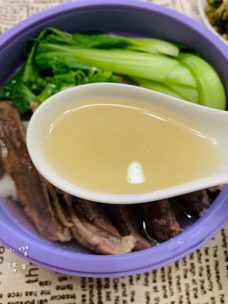 《宅配美食》開箱 洪師父牛肉麵 5屆冠軍的牛肉麵宅配到家 在家防疫也能吃到好料 冷凍調理包推薦 牛肉麵推薦 防疫推薦