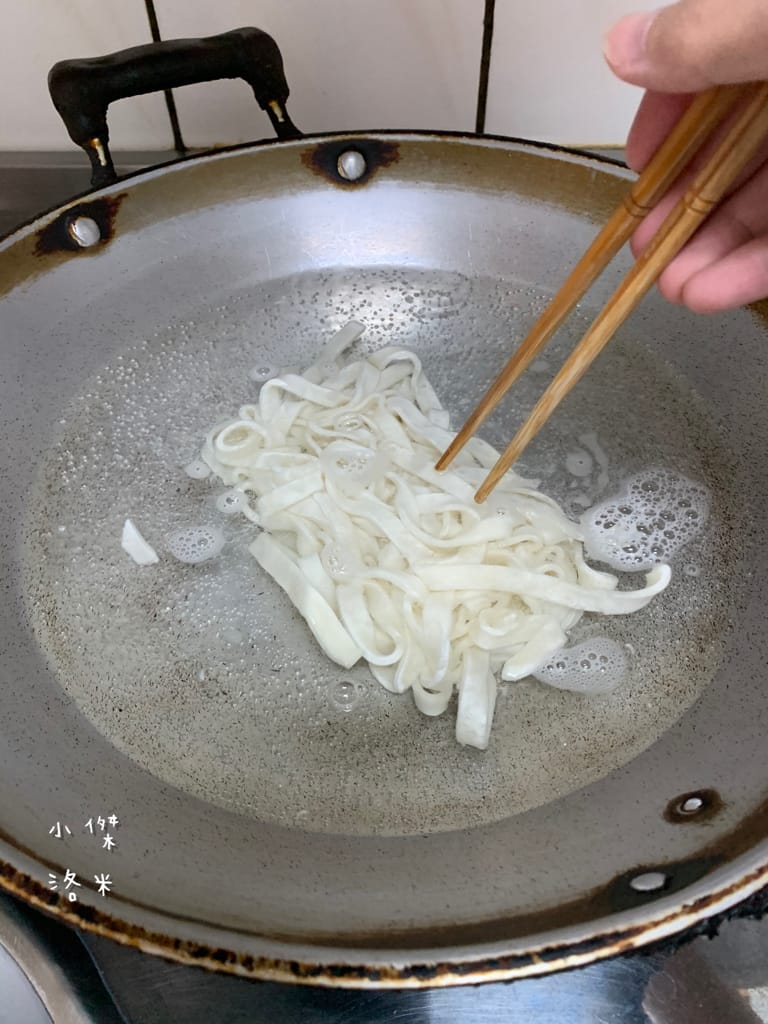 《宅配美食》開箱 洪師父牛肉麵 5屆冠軍的牛肉麵宅配到家 在家防疫也能吃到好料 冷凍調理包推薦 牛肉麵推薦 防疫推薦