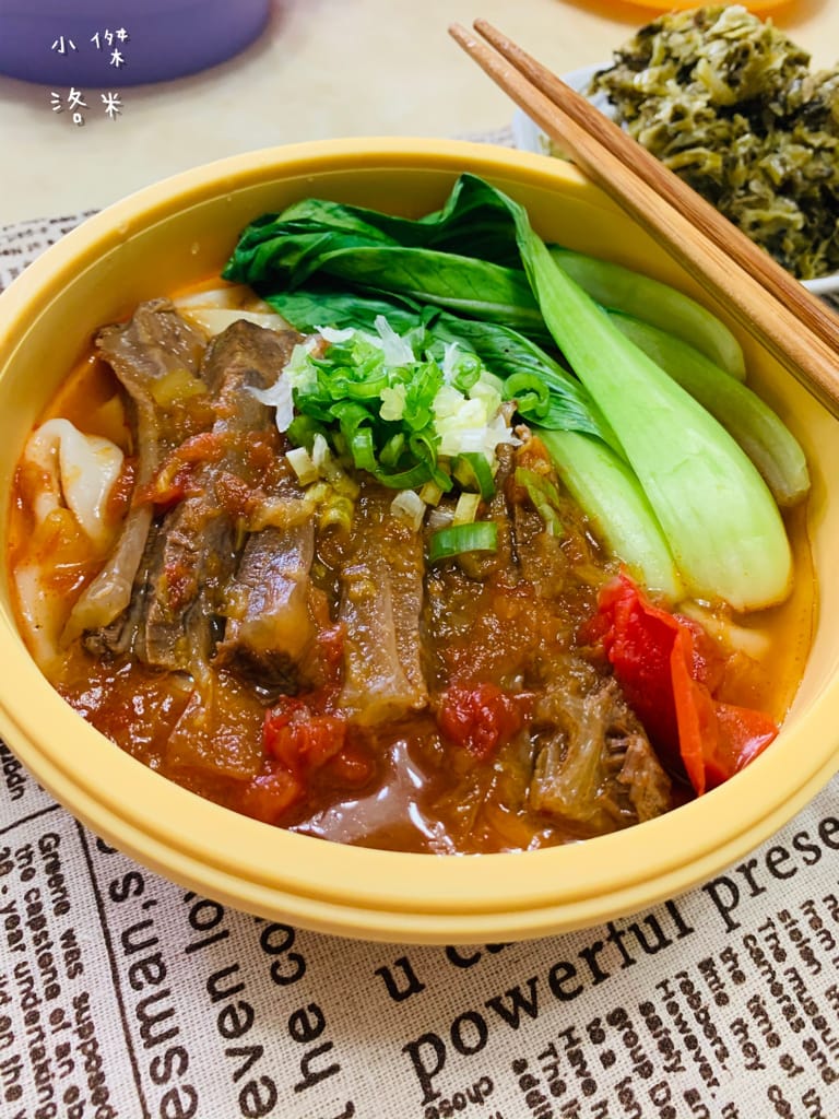 《宅配美食》開箱 洪師父牛肉麵 5屆冠軍的牛肉麵宅配到家 在家防疫也能吃到好料 冷凍調理包推薦 牛肉麵推薦 防疫推薦