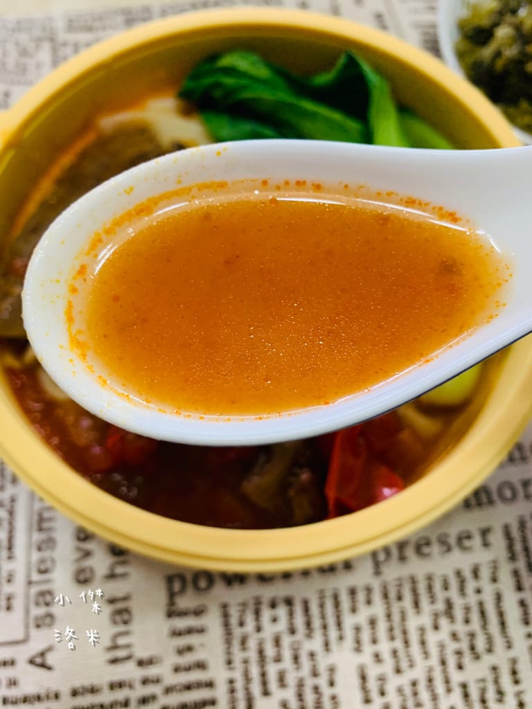 《宅配美食》開箱 洪師父牛肉麵 5屆冠軍的牛肉麵宅配到家 在家防疫也能吃到好料 冷凍調理包推薦 牛肉麵推薦 防疫推薦