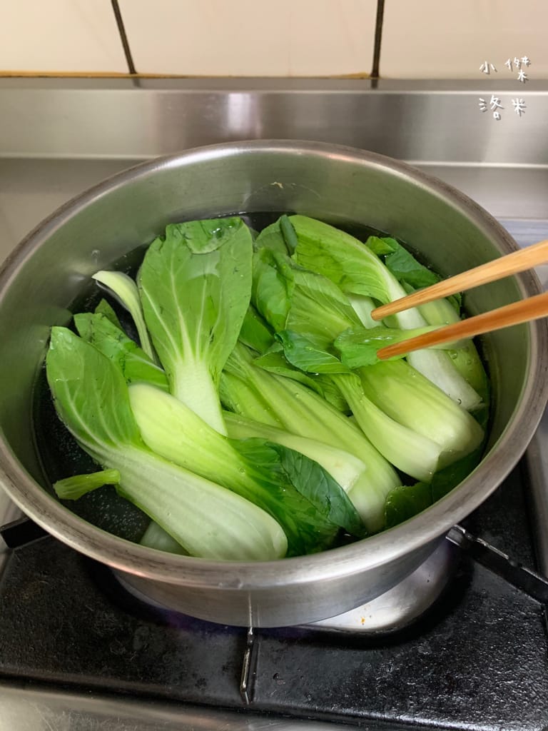 《宅配美食》開箱 洪師父牛肉麵 5屆冠軍的牛肉麵宅配到家 在家防疫也能吃到好料 冷凍調理包推薦 牛肉麵推薦 防疫推薦