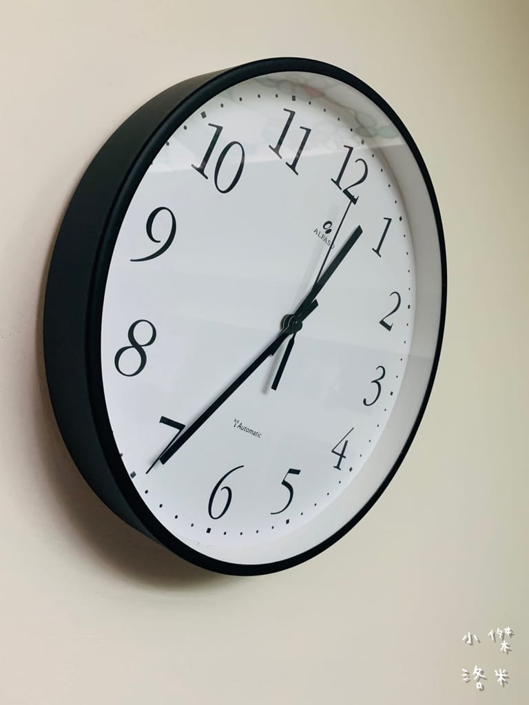 《生活》開箱 ALFASO 法詩計時 電波時鐘｜第三代經典電波鐘 精準自動對時 養成守時好習慣 精點黑白百搭鐘