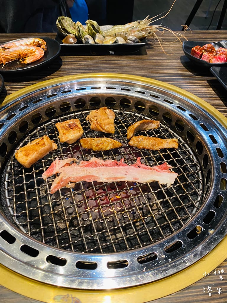 《美食》好客燒烤｜火烤兩吃海陸全餐吃到飽 頂級肉品帝王蟹 樹林秀泰美食推薦