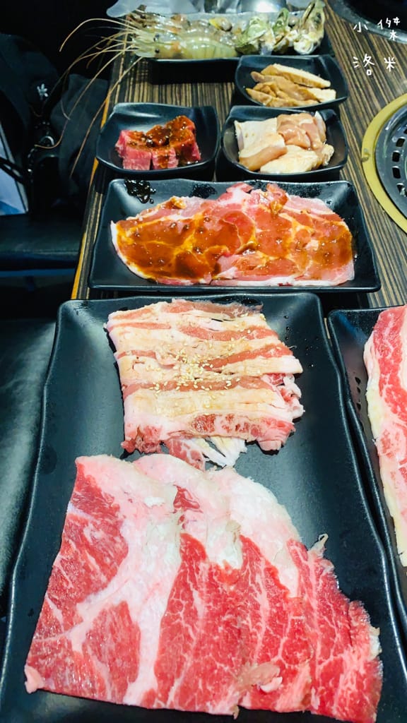 《美食》好客燒烤｜火烤兩吃海陸全餐吃到飽 頂級肉品帝王蟹 樹林秀泰美食推薦