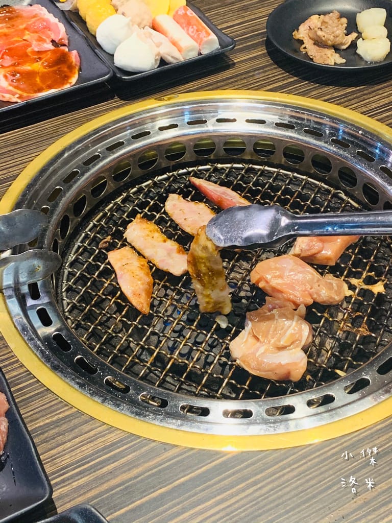 《美食》好客燒烤｜火烤兩吃海陸全餐吃到飽 頂級肉品帝王蟹 樹林秀泰美食推薦