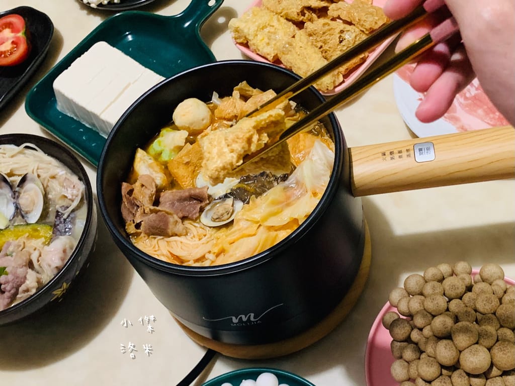 《生活》開箱【MOLIJIA 魔力家】M17 多功能不沾快煮小電鍋/電子鍋1.8L｜黑木紋款 上蒸下煮省時安全 小資族租屋族獨身族一鍋剛剛好 簡單小電鍋料理分享
