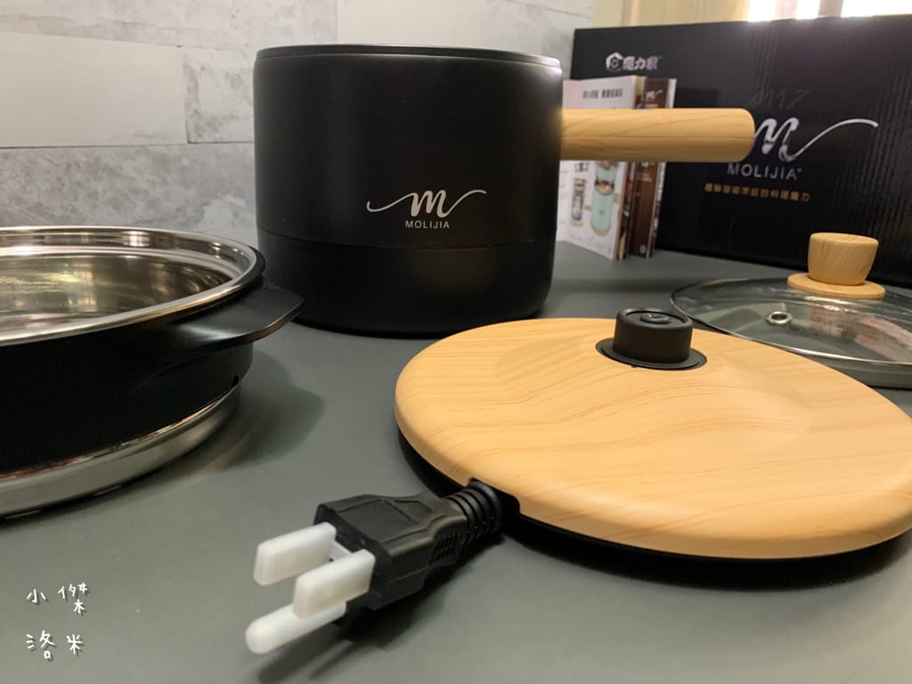 《生活》開箱【MOLIJIA 魔力家】M17 多功能不沾快煮小電鍋/電子鍋1.8L｜黑木紋款 上蒸下煮省時安全 小資族租屋族獨身族一鍋剛剛好 簡單小電鍋料理分享