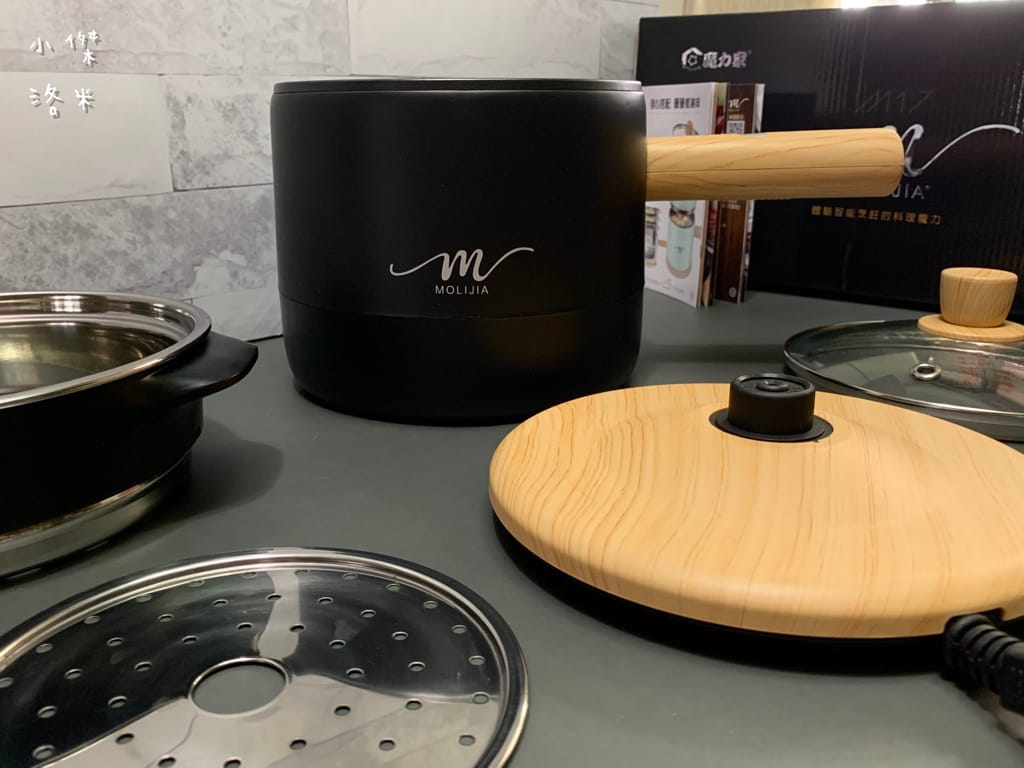 《生活》開箱【MOLIJIA 魔力家】M17 多功能不沾快煮小電鍋/電子鍋1.8L｜黑木紋款 上蒸下煮省時安全 小資族租屋族獨身族一鍋剛剛好 簡單小電鍋料理分享