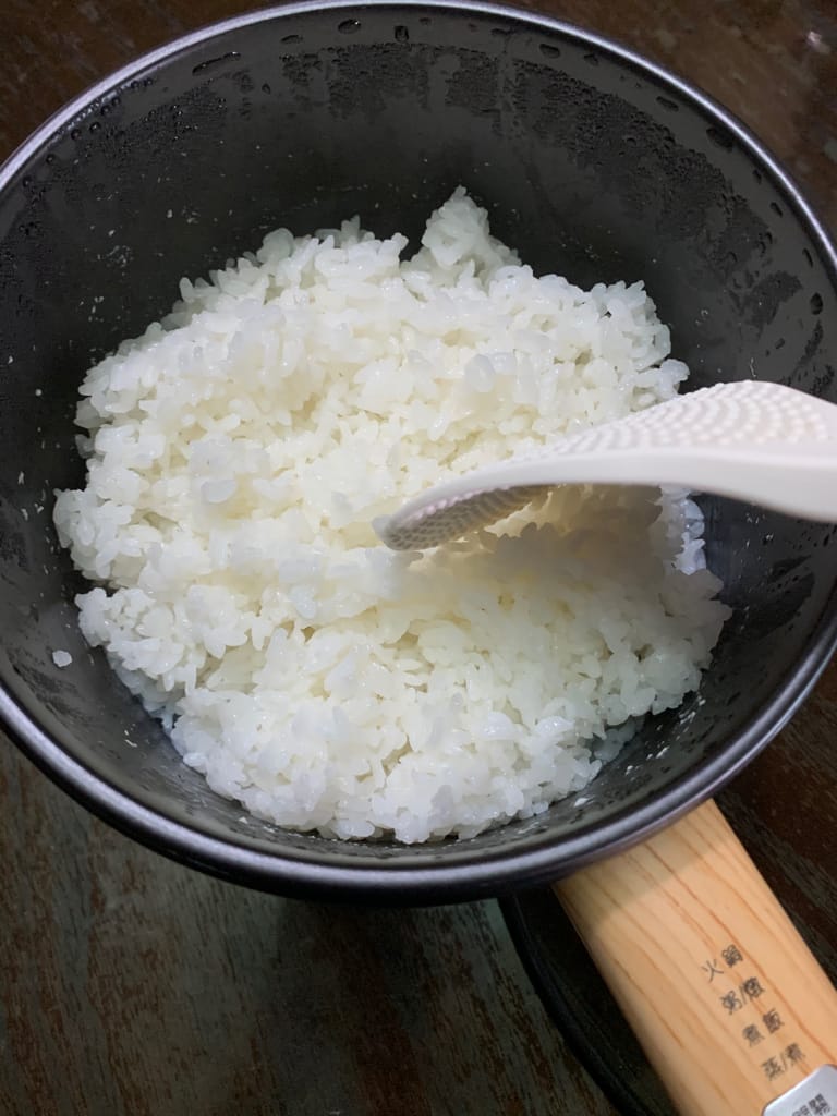 《生活》開箱【MOLIJIA 魔力家】M17 多功能不沾快煮小電鍋/電子鍋1.8L｜黑木紋款 上蒸下煮省時安全 小資族租屋族獨身族一鍋剛剛好 簡單小電鍋料理分享