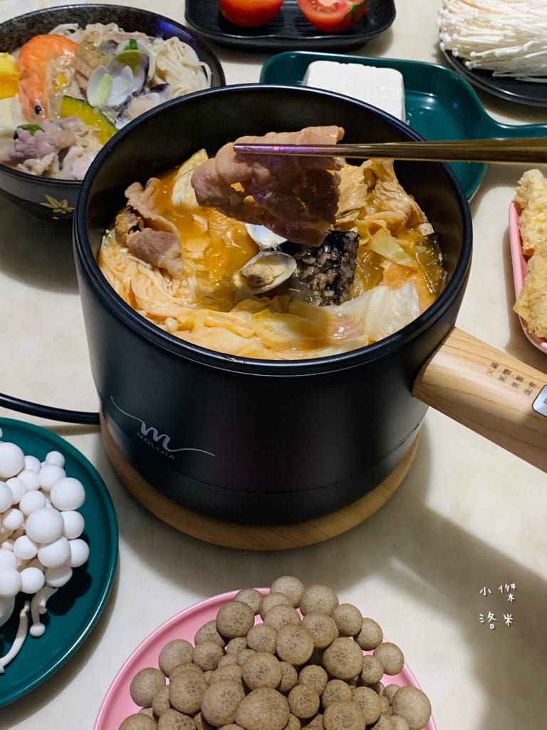 《生活》開箱【MOLIJIA 魔力家】M17 多功能不沾快煮小電鍋/電子鍋1.8L｜黑木紋款 上蒸下煮省時安全 小資族租屋族獨身族一鍋剛剛好 簡單小電鍋料理分享