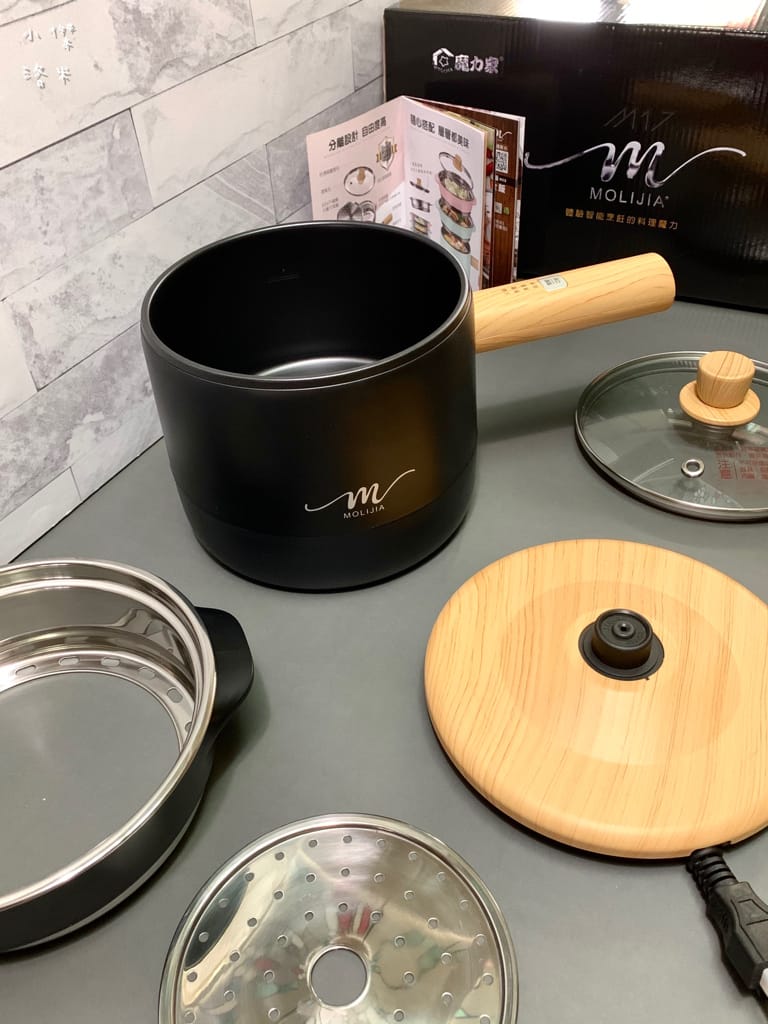《生活》開箱【MOLIJIA 魔力家】M17 多功能不沾快煮小電鍋/電子鍋1.8L｜黑木紋款 上蒸下煮省時安全 小資族租屋族獨身族一鍋剛剛好 簡單小電鍋料理分享