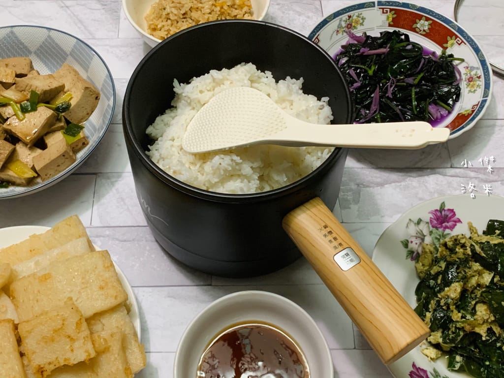 《生活》開箱【MOLIJIA 魔力家】M17 多功能不沾快煮小電鍋/電子鍋1.8L｜黑木紋款 上蒸下煮省時安全 小資族租屋族獨身族一鍋剛剛好 簡單小電鍋料理分享