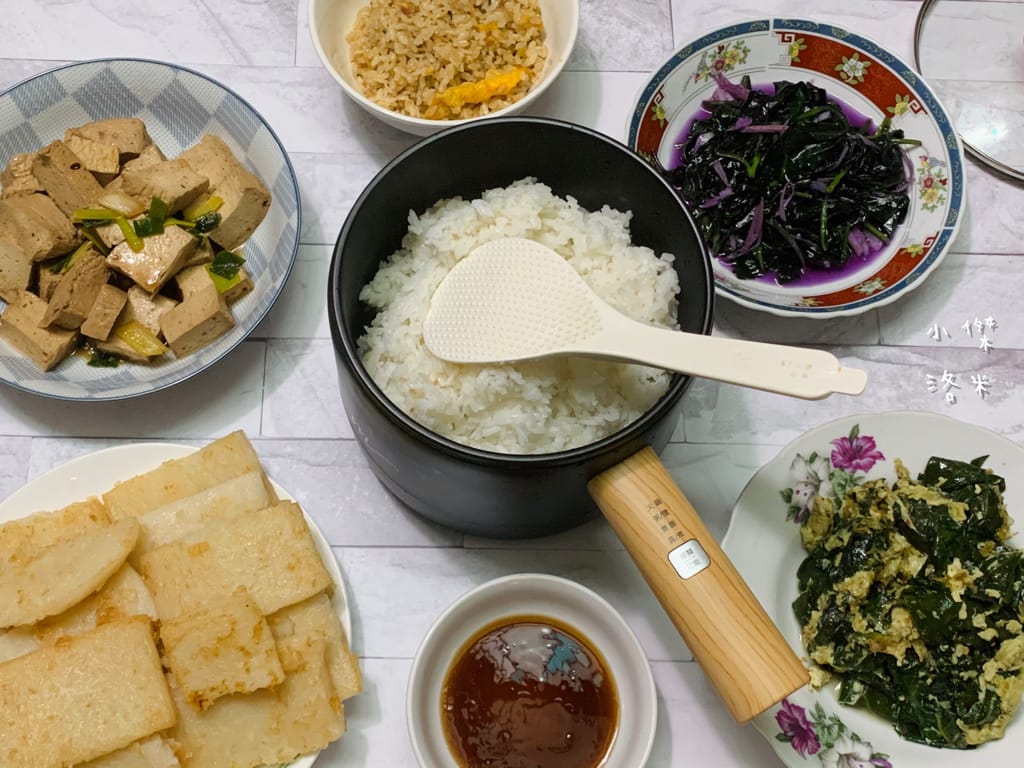 《生活》開箱【MOLIJIA 魔力家】M17 多功能不沾快煮小電鍋/電子鍋1.8L｜黑木紋款 上蒸下煮省時安全 小資族租屋族獨身族一鍋剛剛好 簡單小電鍋料理分享