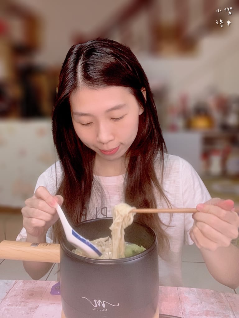 《生活》開箱【MOLIJIA 魔力家】M17 多功能不沾快煮小電鍋/電子鍋1.8L｜黑木紋款 上蒸下煮省時安全 小資族租屋族獨身族一鍋剛剛好 簡單小電鍋料理分享