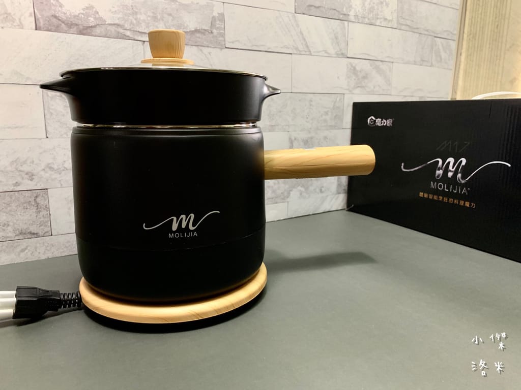 《生活》開箱【MOLIJIA 魔力家】M17 多功能不沾快煮小電鍋/電子鍋1.8L｜黑木紋款 上蒸下煮省時安全 小資族租屋族獨身族一鍋剛剛好 簡單小電鍋料理分享