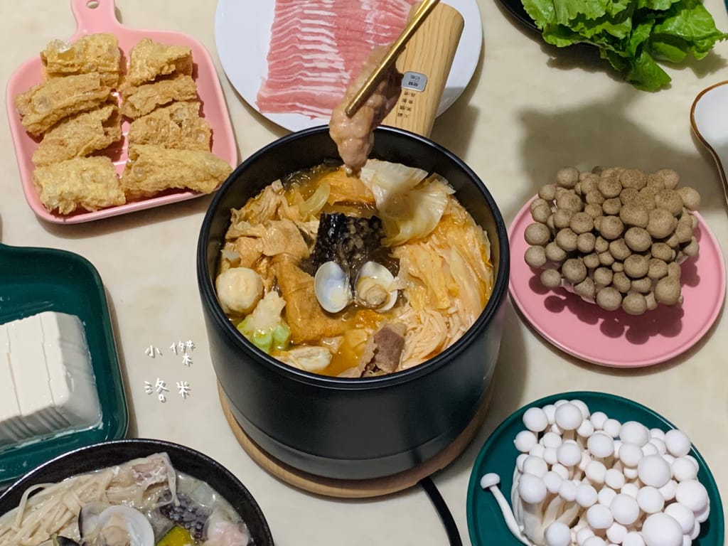 《生活》開箱【MOLIJIA 魔力家】M17 多功能不沾快煮小電鍋/電子鍋1.8L｜黑木紋款 上蒸下煮省時安全 小資族租屋族獨身族一鍋剛剛好 簡單小電鍋料理分享